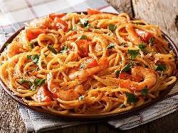 Пикантни спагети със скариди и доматен сос - снимка на рецептата